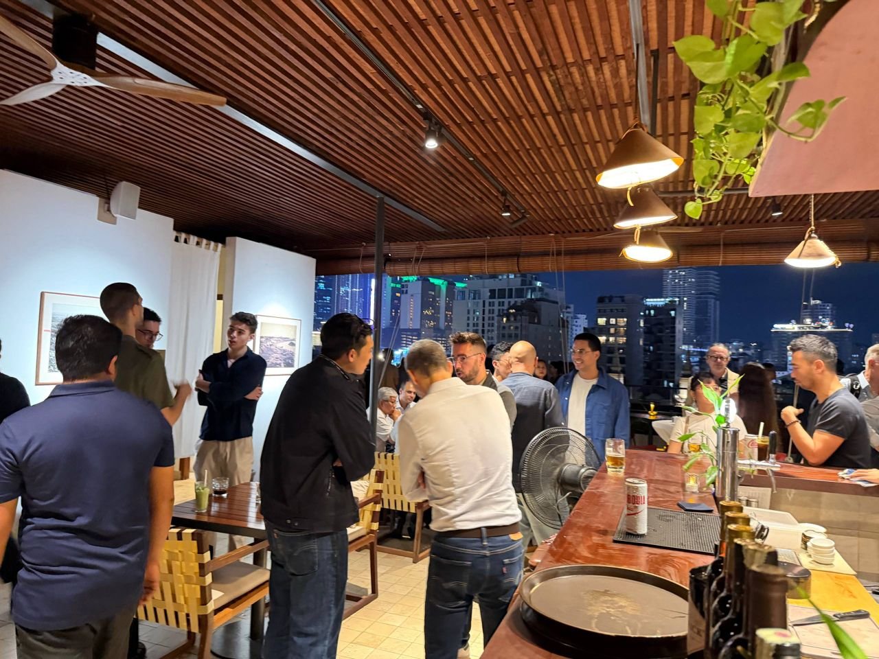 Networking at an Apéro Tech night
